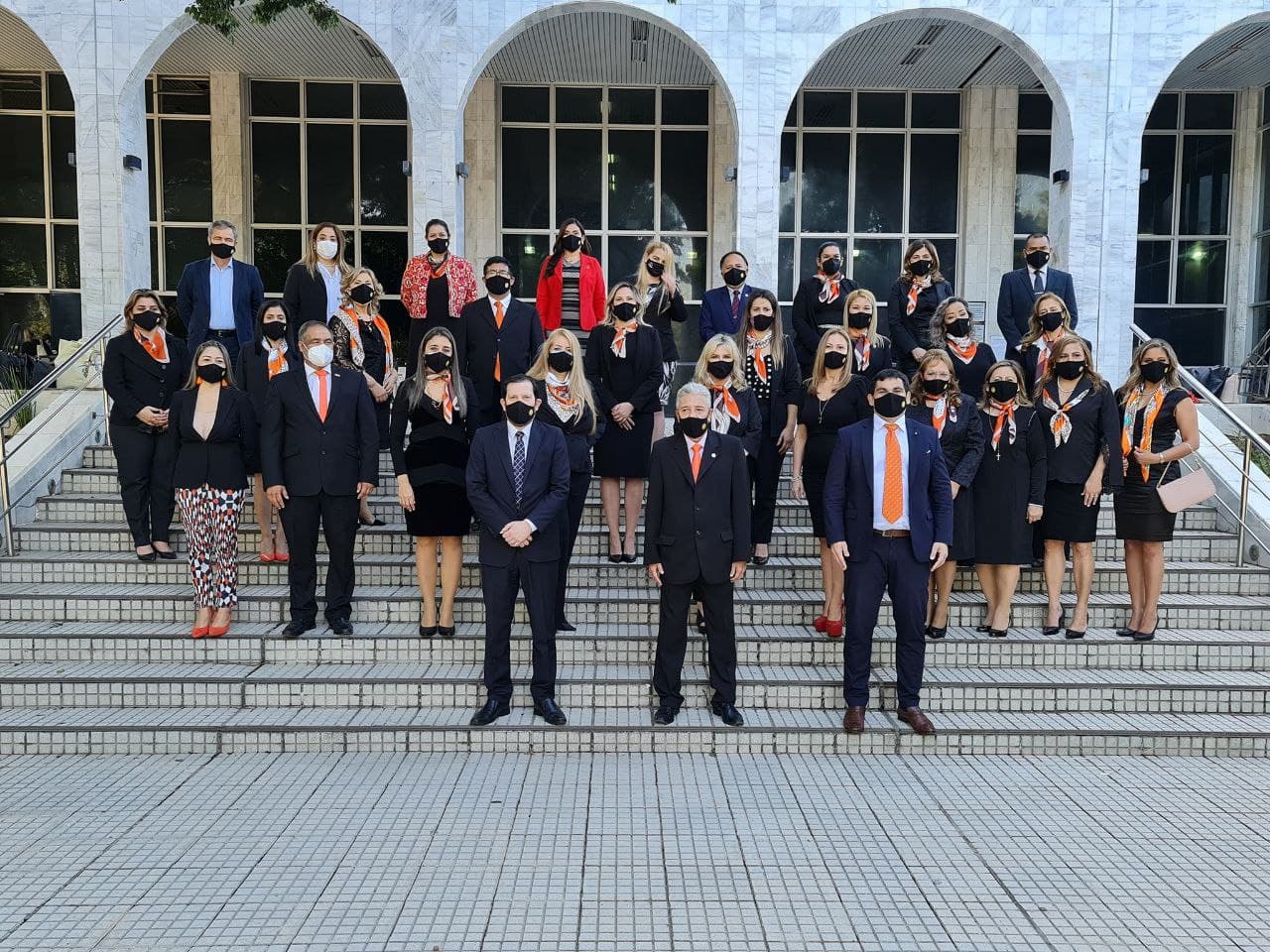 Comisión Directiva 2021-2024, posando en conjunto frente al Palacio de Justicia, en Asunción, Paraguay